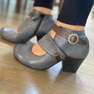 Miz Mooz Vintage Style, Gray, Leather Ankle Boots w/Straps - Size 8 (EU 38 1/2)